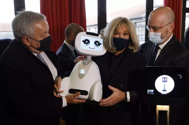 Brigitte Macron et Jean-Michel Blanquer découvrent Buddy, robot de télé-éducation